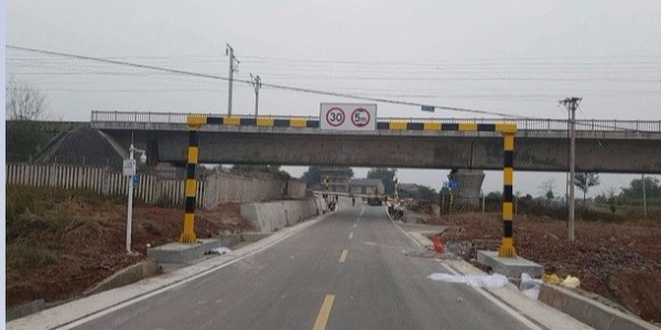 榮昌縣公路路政管理大隊(duì)成功采購華程路安50套限高門架式交通標(biāo)志牌